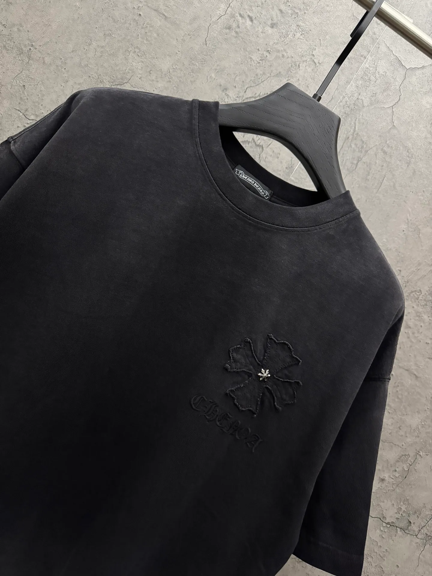 P230 top version, real shot without P, ​​different from market currency) 𝗖𝗵𝗿𝗼𝗺𝗲 𝗛𝗲𝗮𝗿𝘁𝘀/Croxin 2026 spring new original single counter American washed patch embroidered couple short sleeves 👑The highest version! Customized fabric 320 grams, washed and fried, spray horse slip craft, best-selling model at the counter, very comfortable to wear. Accessories: original molded and authenticated collar label ➕ 100% silk wash label. Genuine purchase-grade original hangtag➕matching hanging rope➕3D hanging beads➕original packaging bag. Craftsmanship: The original version has consistent wiring! The highest version of the armhole matching technique! Color: Burgundy Black Size: S M L XL Style No.: 6607